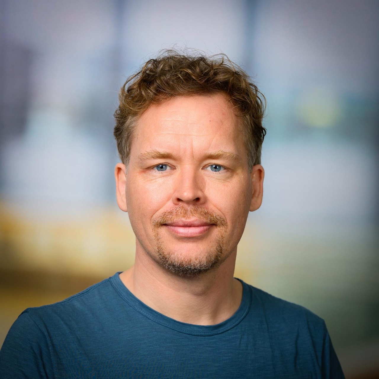 Sören Wacker, AI and machine learning contributor, looking into the camera.